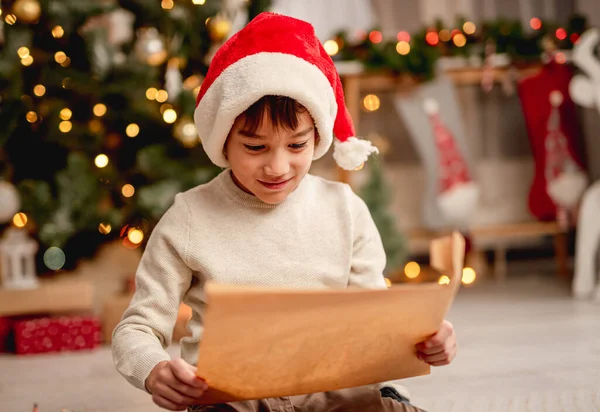 Kleine jongen met brief aan de kerstman — Stockfoto