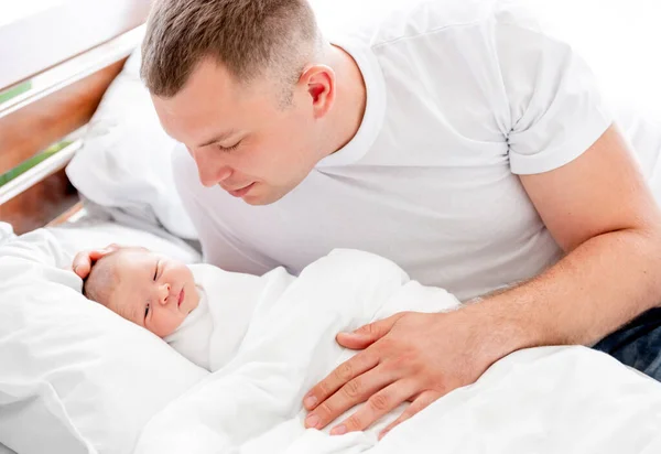 Vader met pasgeboren dochter — Stockfoto