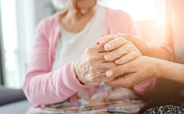 Seniorin und Tochter — Stockfoto