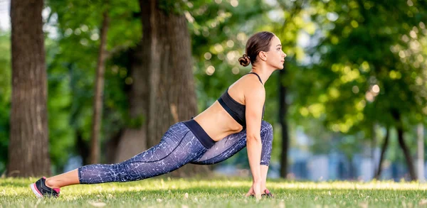 Pretty Girl Yoga Morning Workout Nature Standing Pose Park Sport — Stock Photo, Image