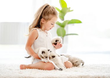 Paçavra bebekleri olan kız.