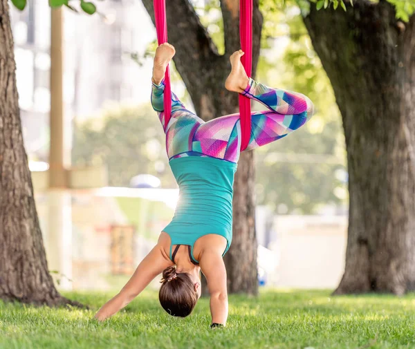 때날아다니는 연습을 소녀는 자연에서 공원에서 운동을 — 스톡 사진