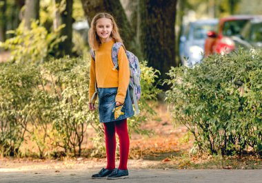 Sırt çantalı liseli kız.