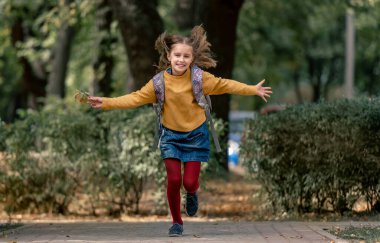 Sırt çantalı liseli kız.