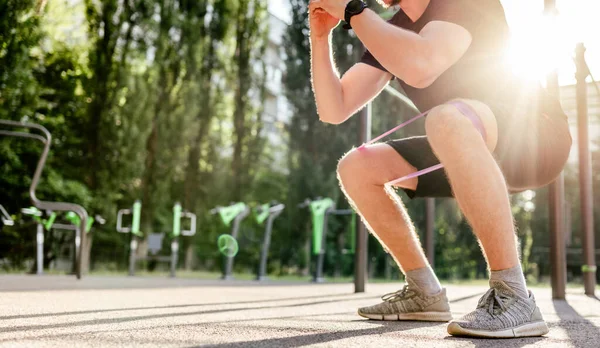 Uomo che fa allenamento all'aperto — Foto Stock