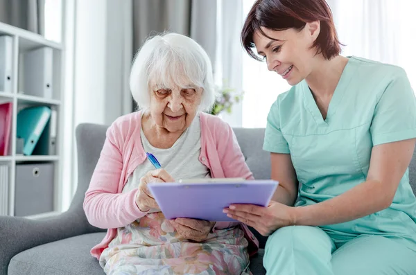 Mujer anciana y enfermera — Foto de Stock