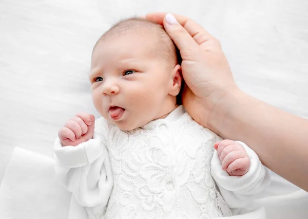 Pasgeboren baby en moeder hand — Stockfoto