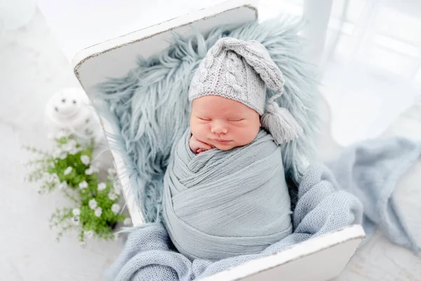 Pasgeboren baby jongen in studio — Stockfoto