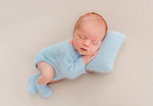 Niño recién nacido en el estudio —  Fotos de Stock