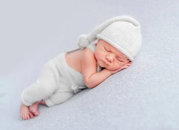 Menino recém-nascido em estúdio — Fotografia de Stock