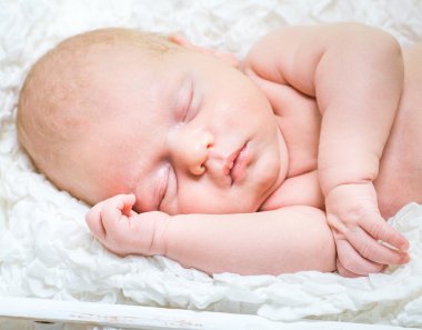 Yeni doğmuş erkek bebek uyuyor.