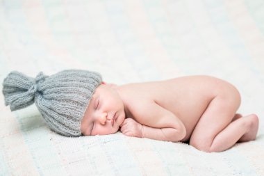 Yeni doğmuş erkek bebek uyuyor.