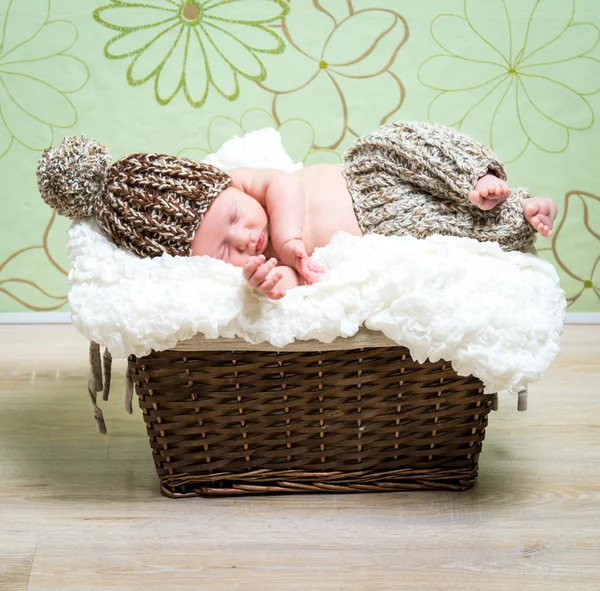 Neugeborener Junge schläft — Stockfoto