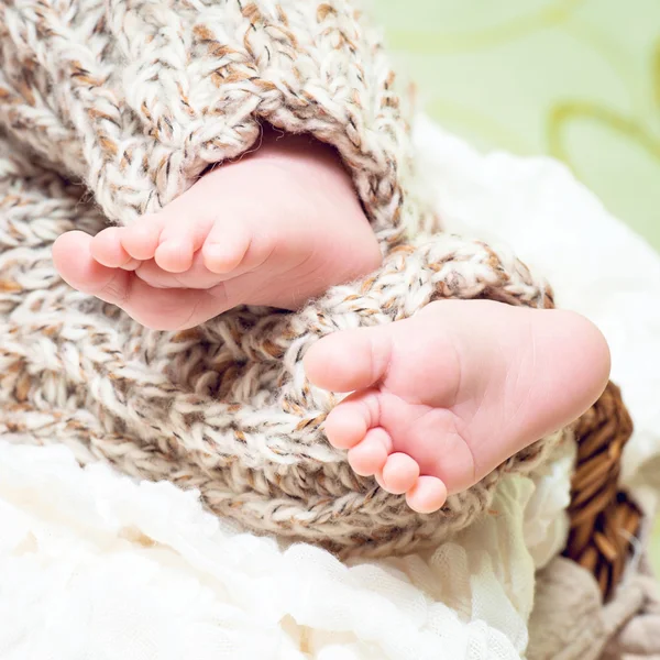 Dedos pequeños. Piernas del bebé recién nacido —  Fotos de Stock