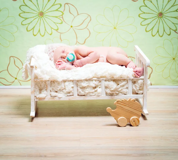 Pasgeboren babyjongen slaapt — Stockfoto