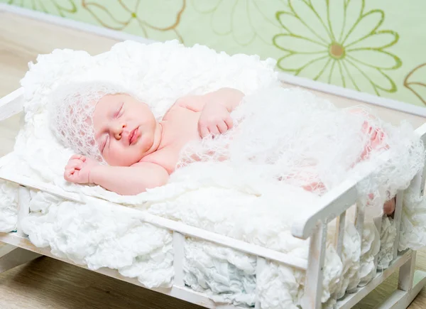 Newborn baby boy sleeps — Stock Photo, Image