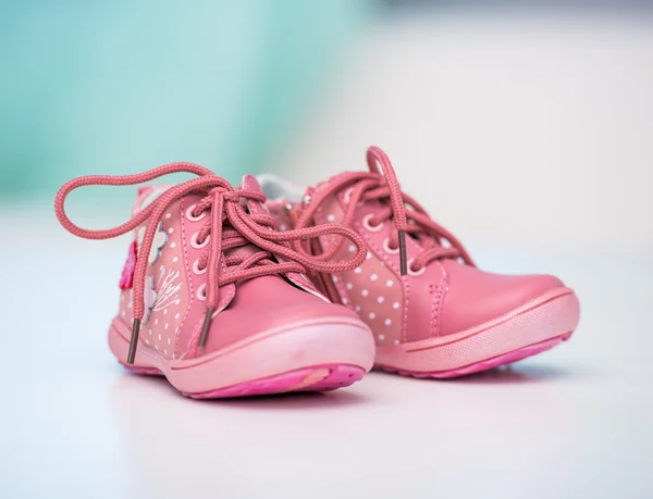 新的粉红色的鞋子对于一个婴儿 — 图库照片