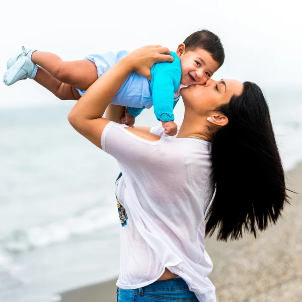 Mamma med barn på stranden — Stockfoto