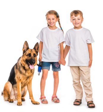 bir çoban köpeği olan çocuklar