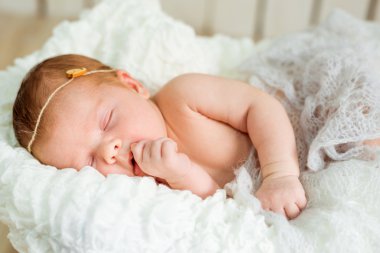 Yeni doğan bebek güzel uyur
