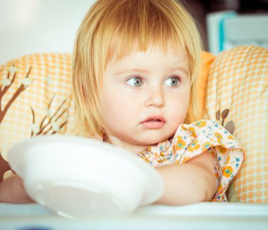 kız çocuğu yemeye gidiyor