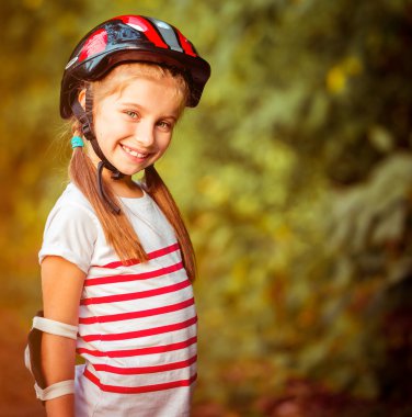 Paten süren küçük kız.