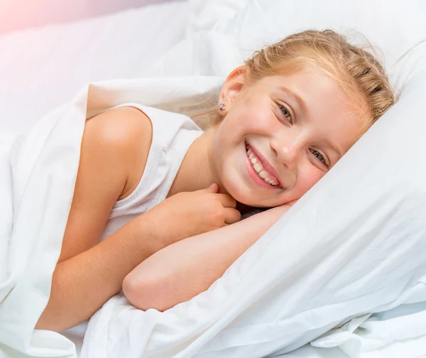 Niña sonriente despertó — Foto de Stock