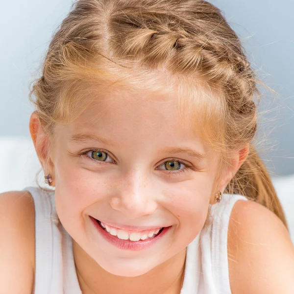 Niña sonriente despertó — Foto de Stock