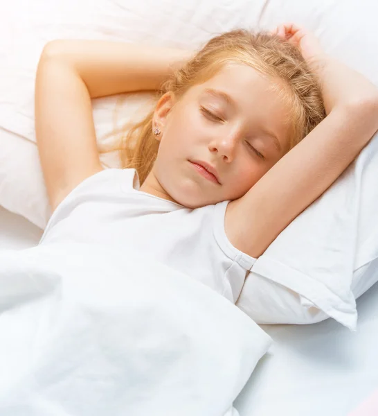 Bambina che dorme nel letto bianco — Foto Stock