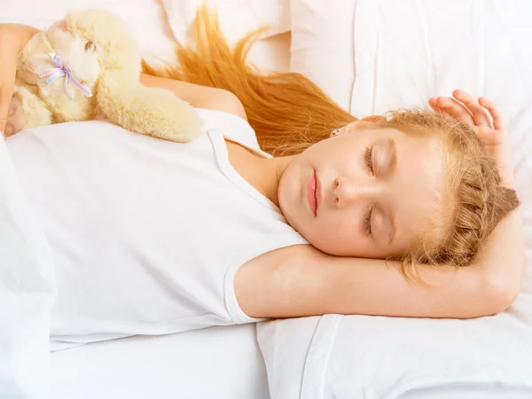 Niña durmiendo en la cama blanca — Foto de Stock