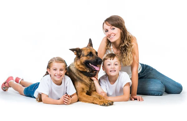 Mãe com dois filhos e seu pastor — Fotografia de Stock