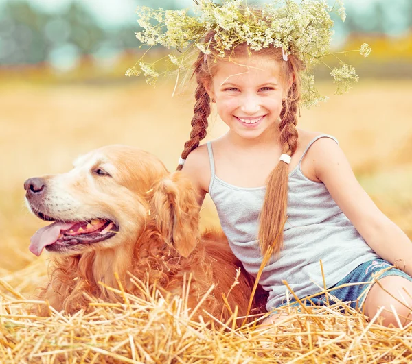 Menina feliz com seu cão — Fotografia de Stock