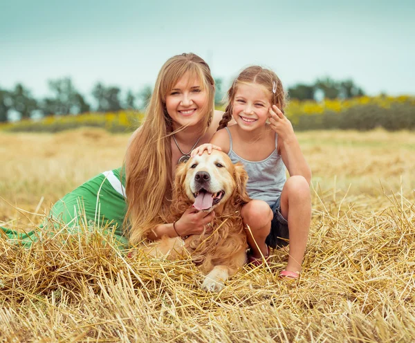 Mãe e filha com um cão — Fotografia de Stock