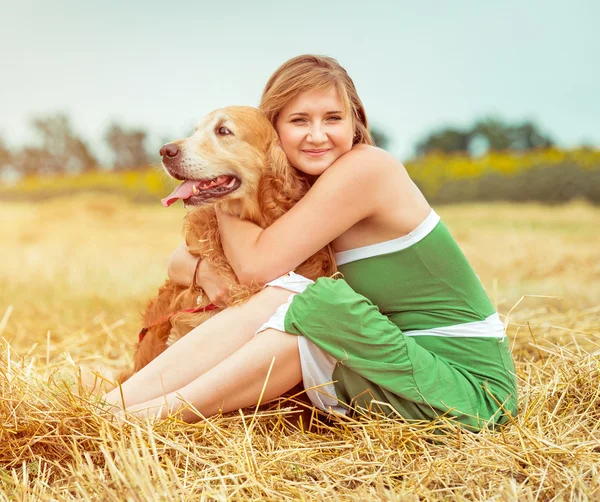 Ung kvinna med sin hund — Stockfoto