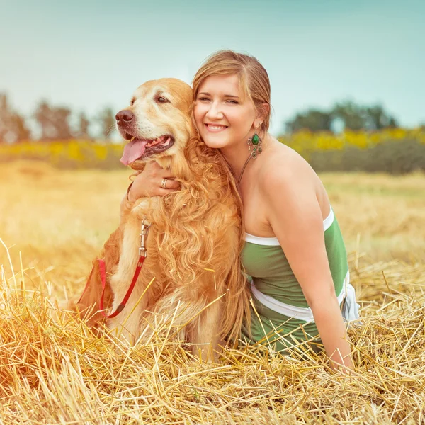 Ung kvinna med sin hund — Stockfoto