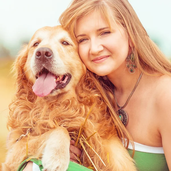 Köpeğiyle birlikte genç bir kadın. — Stok fotoğraf