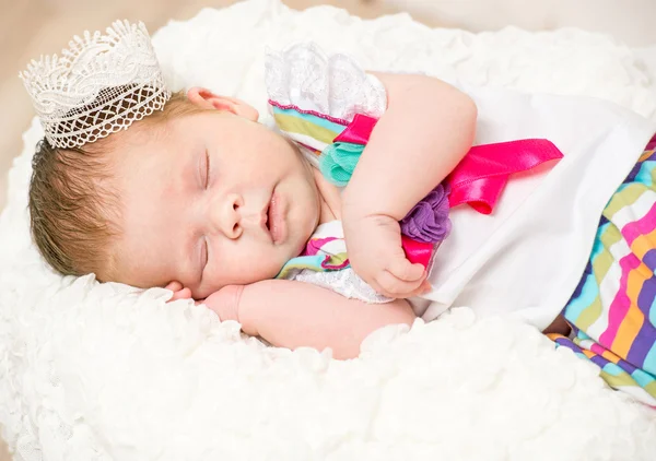 Niña recién nacida con una corona —  Fotos de Stock