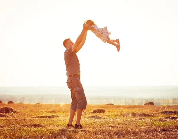 Papa spelen met baby dochter — Stockfoto