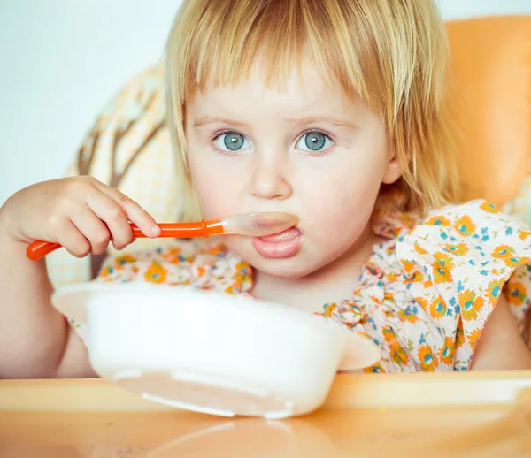 Bebé menina vai comer — Fotografia de Stock