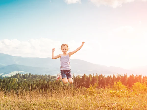 Little girl runs through a meadow — Stock Photo, Image