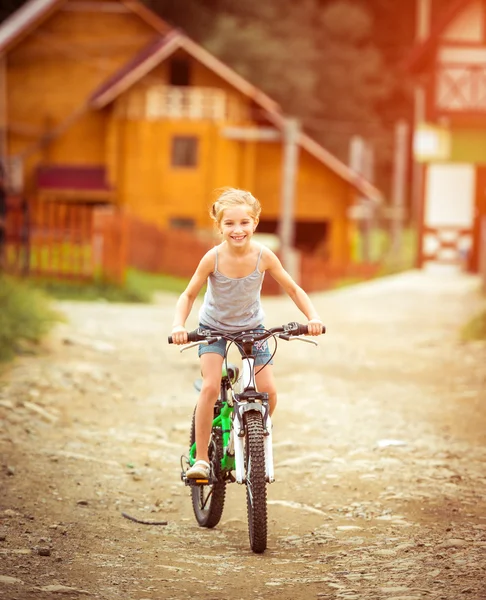 Klein meisje rijden een fiets — Stockfoto