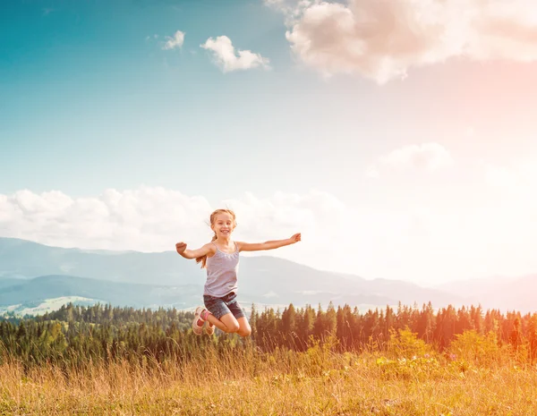 Niña corre a través de un prado —  Fotos de Stock