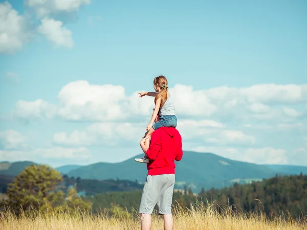 Aile yaz tatili Dağları — Stok fotoğraf