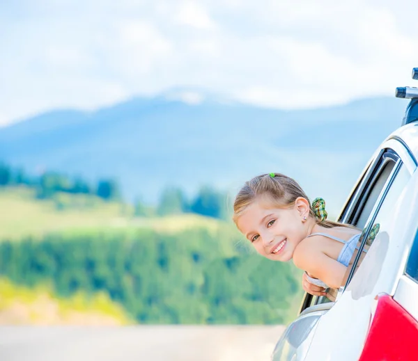 Mädchen fährt mit dem Auto in die Berge — Stockfoto