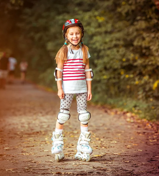 Liten flicka på rullskridskor — Stockfoto