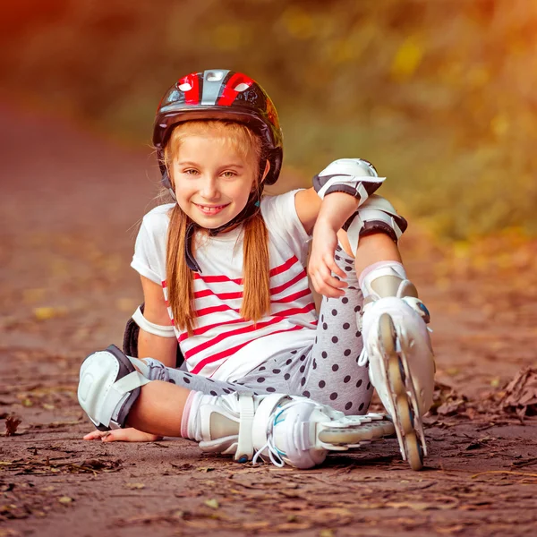 Liten flicka på rullskridskor — Stockfoto