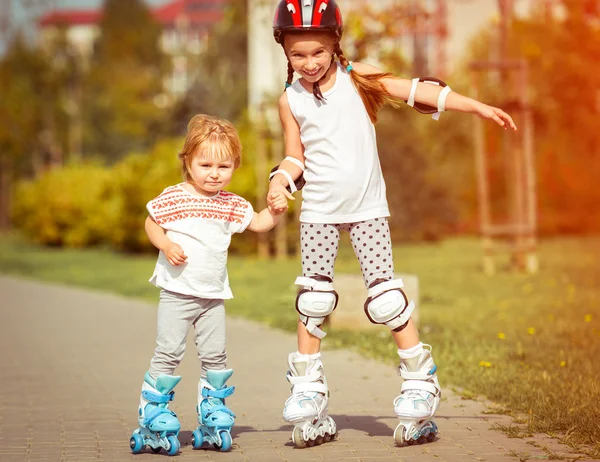 Duas irmãzinhas em patins — Fotografia de Stock