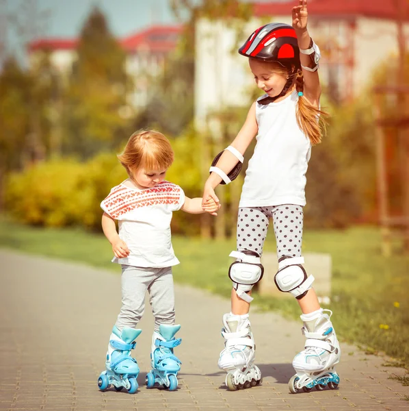 Twee zusjes in een rolschaats — Stockfoto