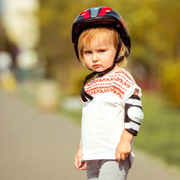 Dois anos de idade em um capacete — Fotografia de Stock