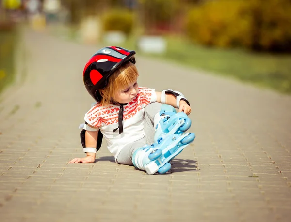 Ragazza in pattini a rotelle e un casco — Foto Stock